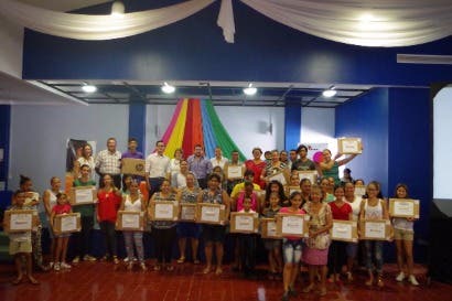 IMAS entregó equipo de computo a Familias de Puntarenas - Periódico La República (Costa Rica)
