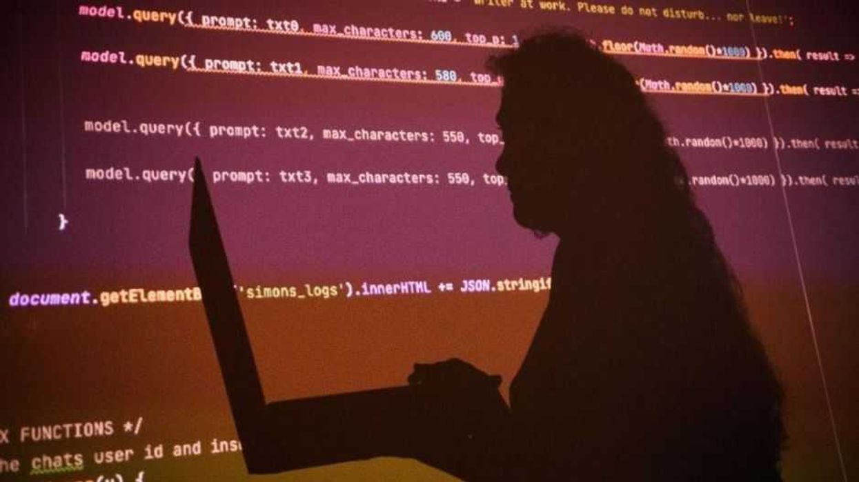 5 maneras cómo los grupos criminales en América Latina utilizan la Inteligencia Artificial para delinquir (y qué puedes hacer para protegerte)