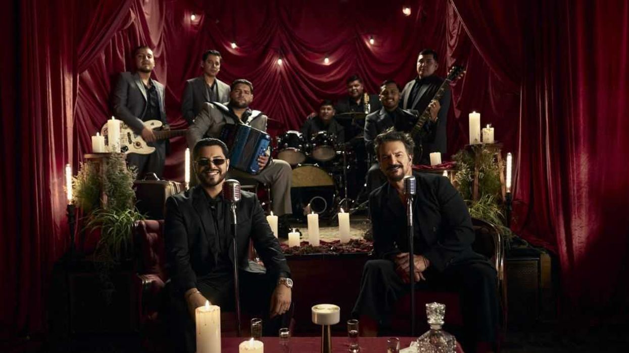 (Video) Ricardo Arjona y Grupo Firme unen el bolero norteño y regional mexicano en “Amor Factura”