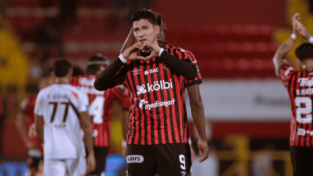 Ángel Zaldívar aún no levanta vuelo: los números del atacante mexicano con Alajuelense