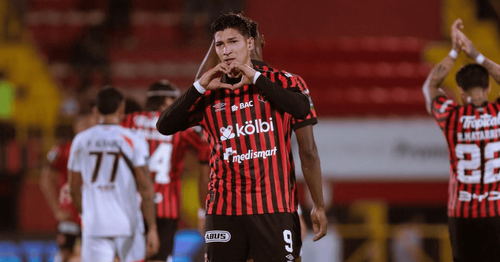 Ángel Zaldívar aún no levanta vuelo: los números del atacante mexicano con Alajuelense