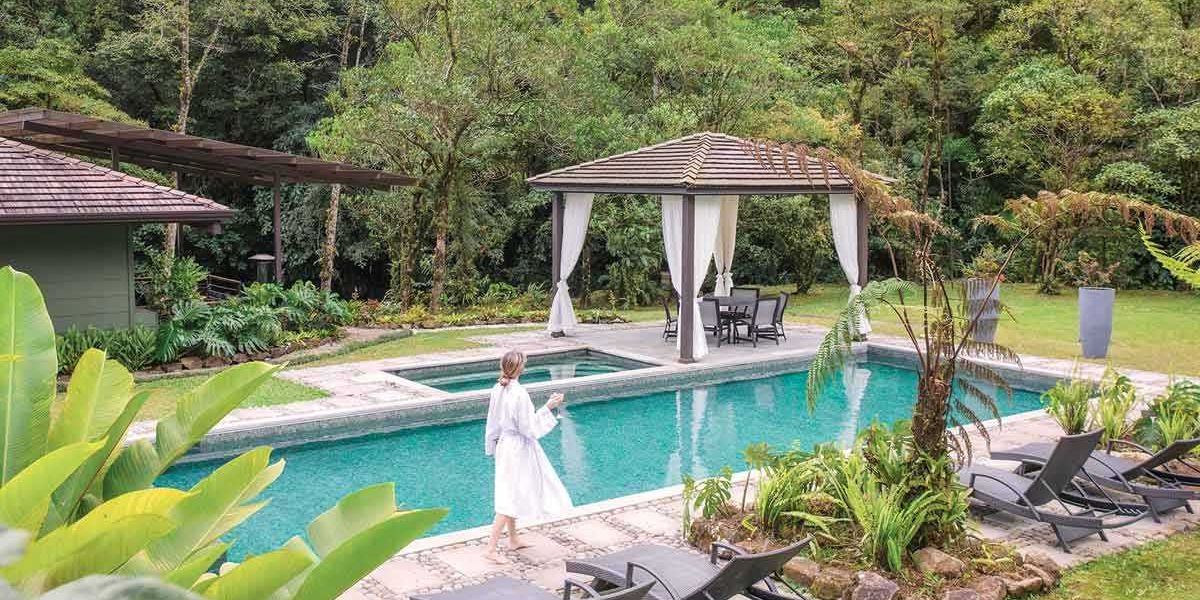 Отель El Silencio Lodge & Spa приглашает гостей Costa Rica отдохнуть в густом туманном лесу