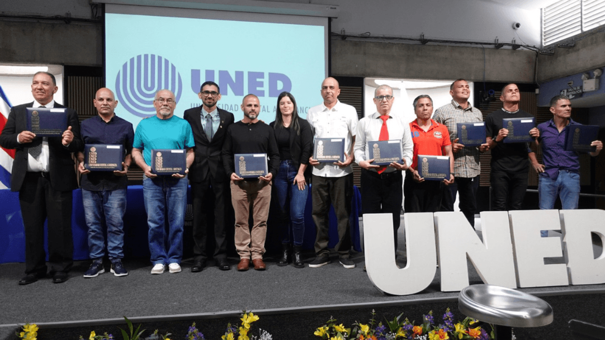 Diez privados de libertad logran título universitario con la UNED