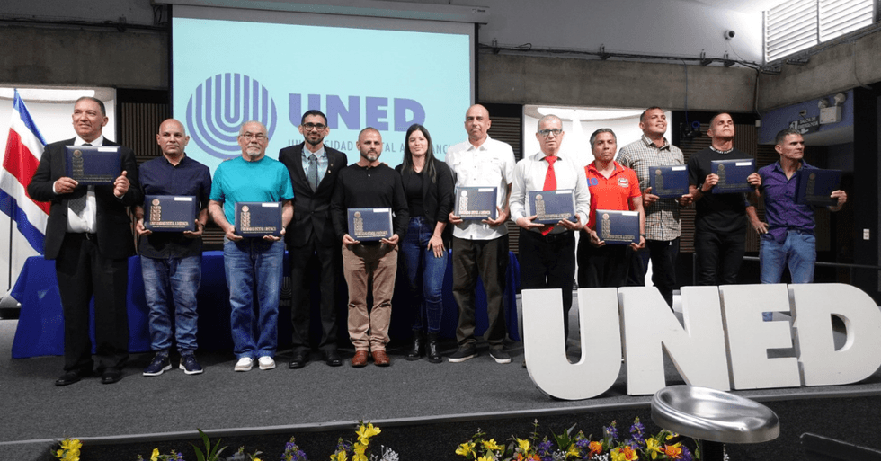 Diez privados de libertad logran título universitario con la UNED