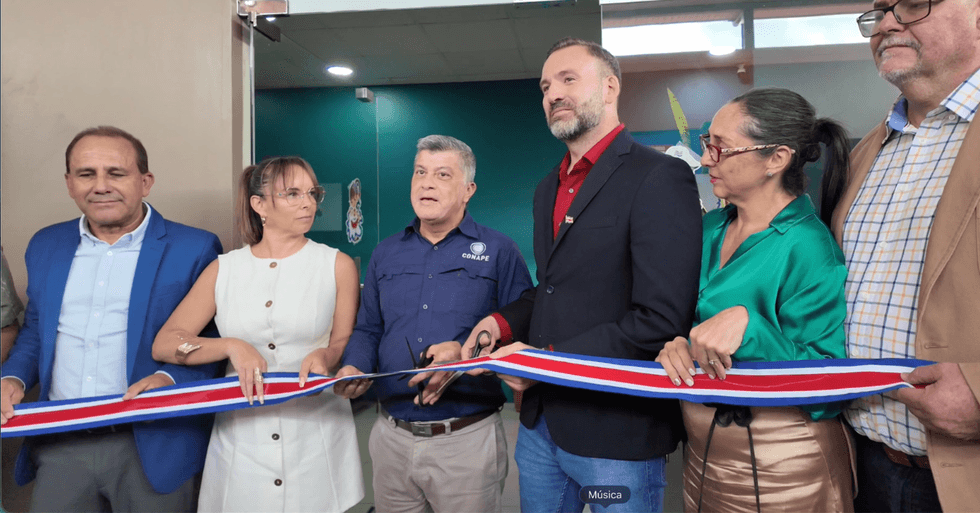 Primeros 5 estudiantes formalizan préstamos de CONAPE en nueva oficina de Grecia