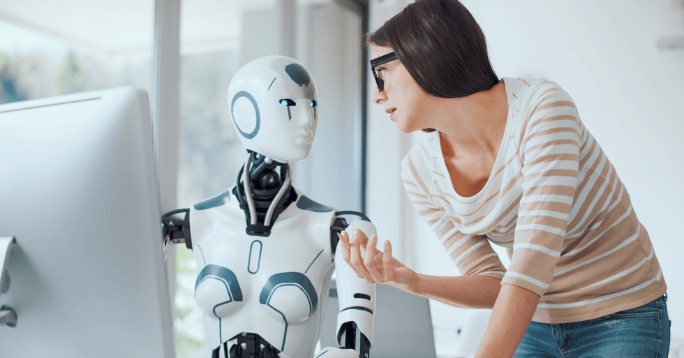 Mitad de industrias costarricenses ya usan inteligencia artificial, ¿cuánto ha impactado en el empleo?