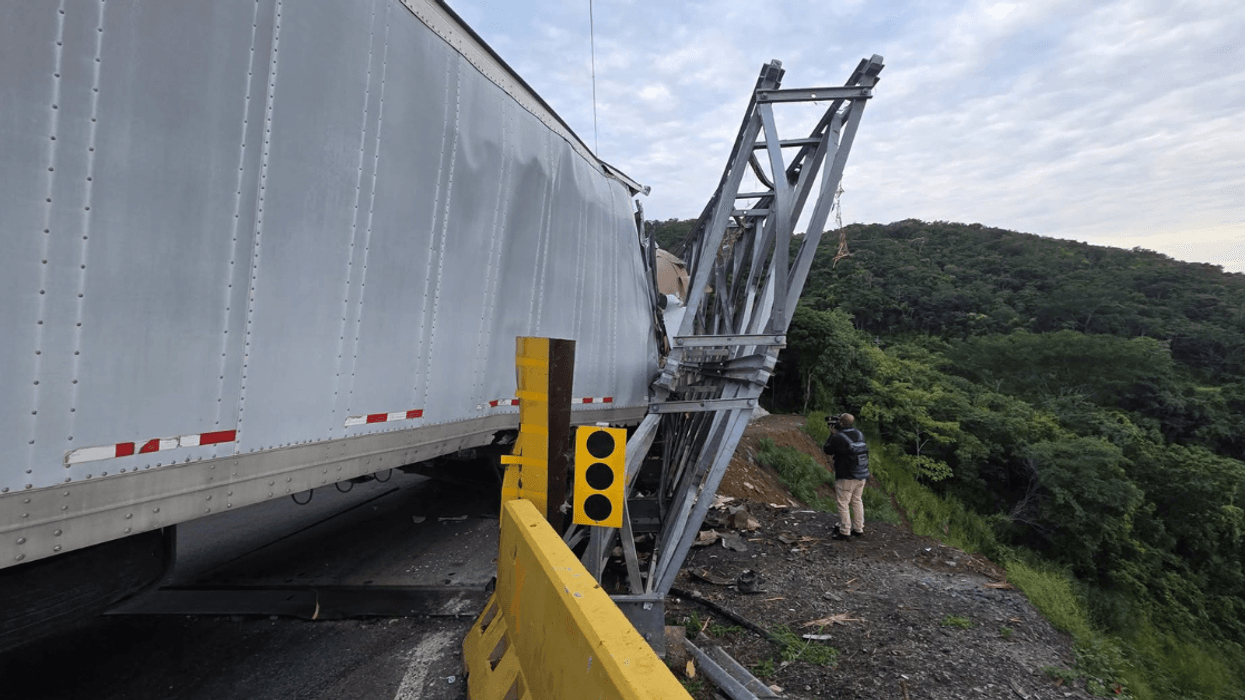 Cierre indefinido en Cambronero tras choque de tráiler contra puente Bailey