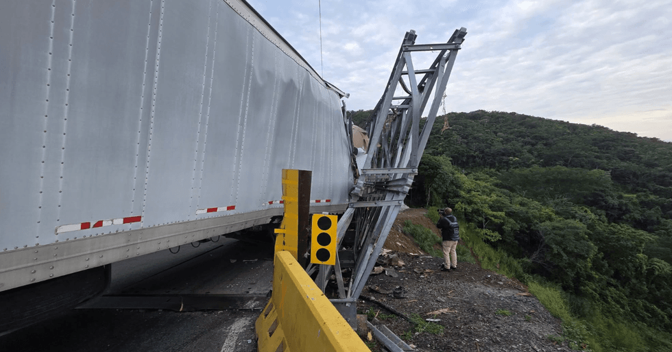 Cierre indefinido en Cambronero tras choque de tráiler contra puente Bailey