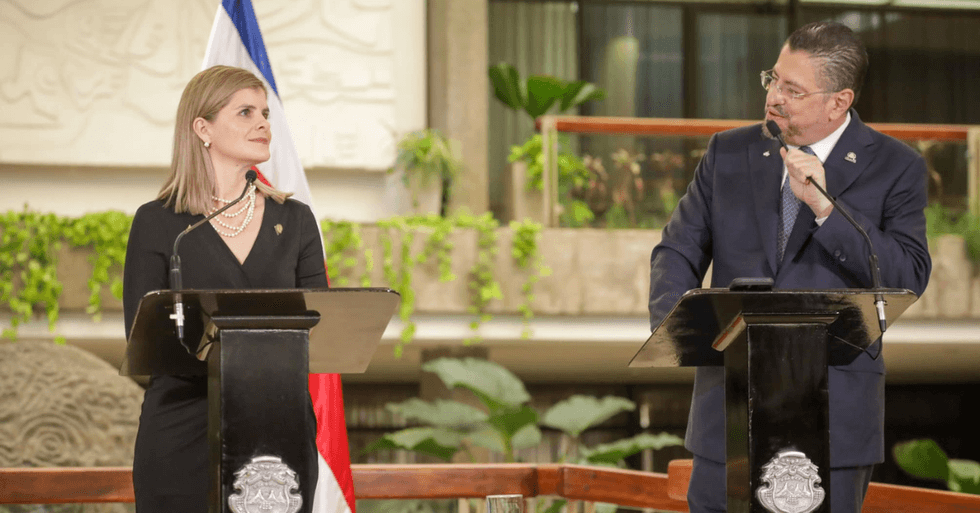 Seis de cada 10 costarricenses creen que Rodrigo Chaves "tiene mucha influencia" en decisiones de Laura Fernández