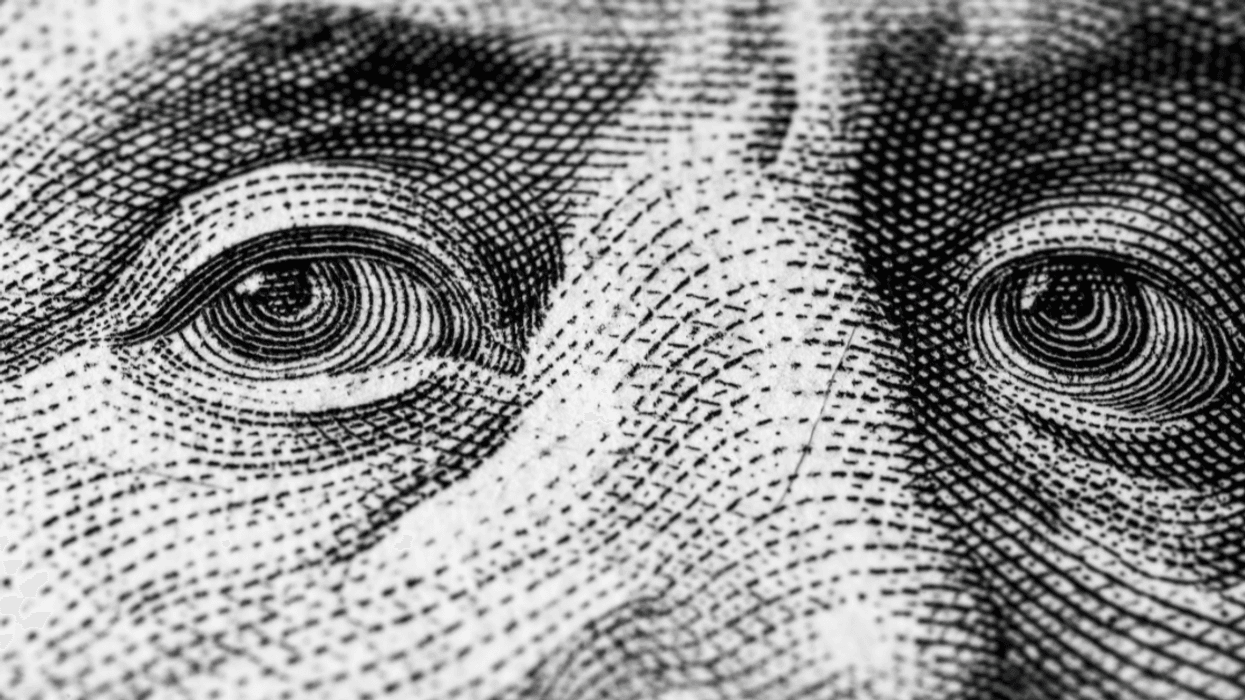 Dólar reportó descenso este viernes después de cinco aumentos al hilo