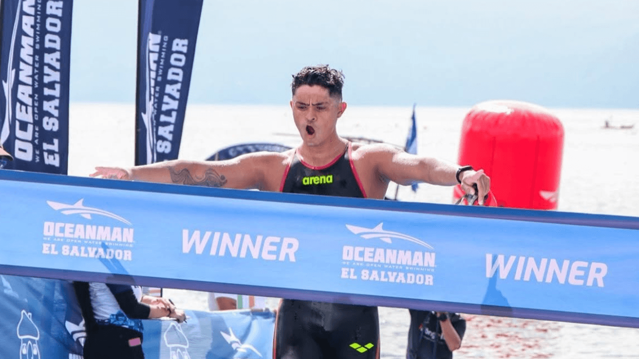Triatleta costarricense Jason Rojas conquista el Oceanman 2026 de El Salvador