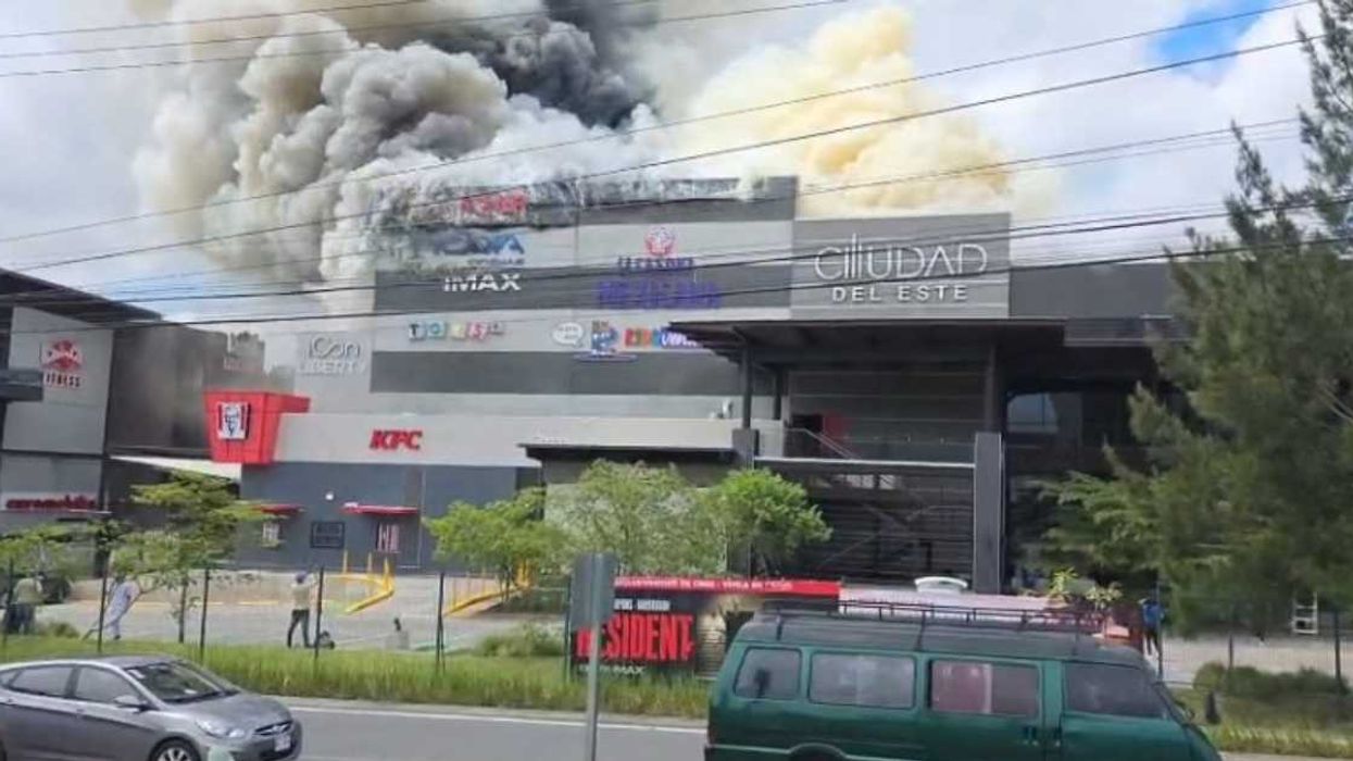 Fuerte incendio afecta Ciudad del Este en Curridabat: 1.200 m² resultaron dañados
