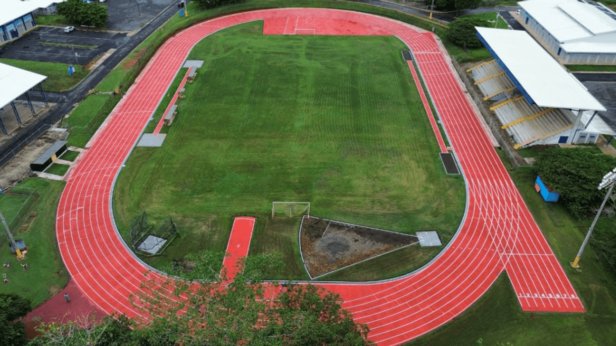 Esparza inauguró nueva pista de atletismo con inversión de ¢230 millones