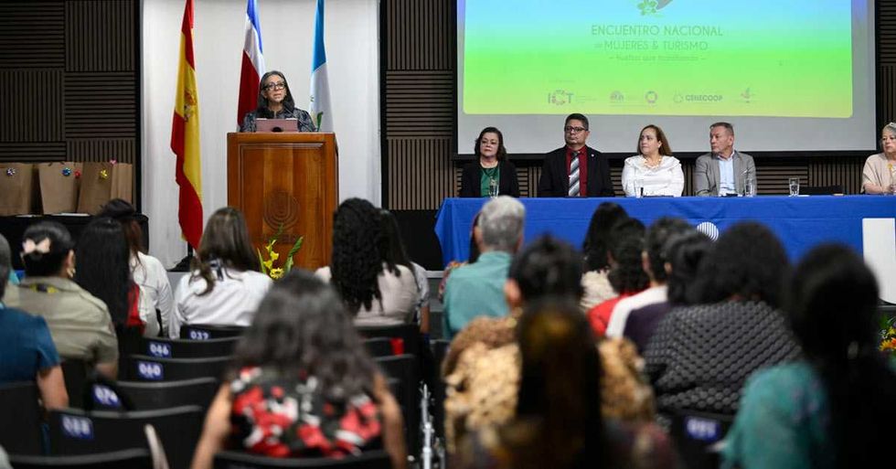 Mujeres ocupan más de la mitad de los empleos turísticos en América Latina y el Caribe