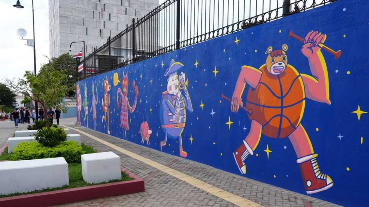 Arte urbano transforma muro de la Asamblea Legislativa con elementos de la cultura costarricense