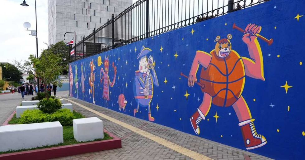 Arte urbano transforma muro de la Asamblea Legislativa con elementos de la cultura costarricense