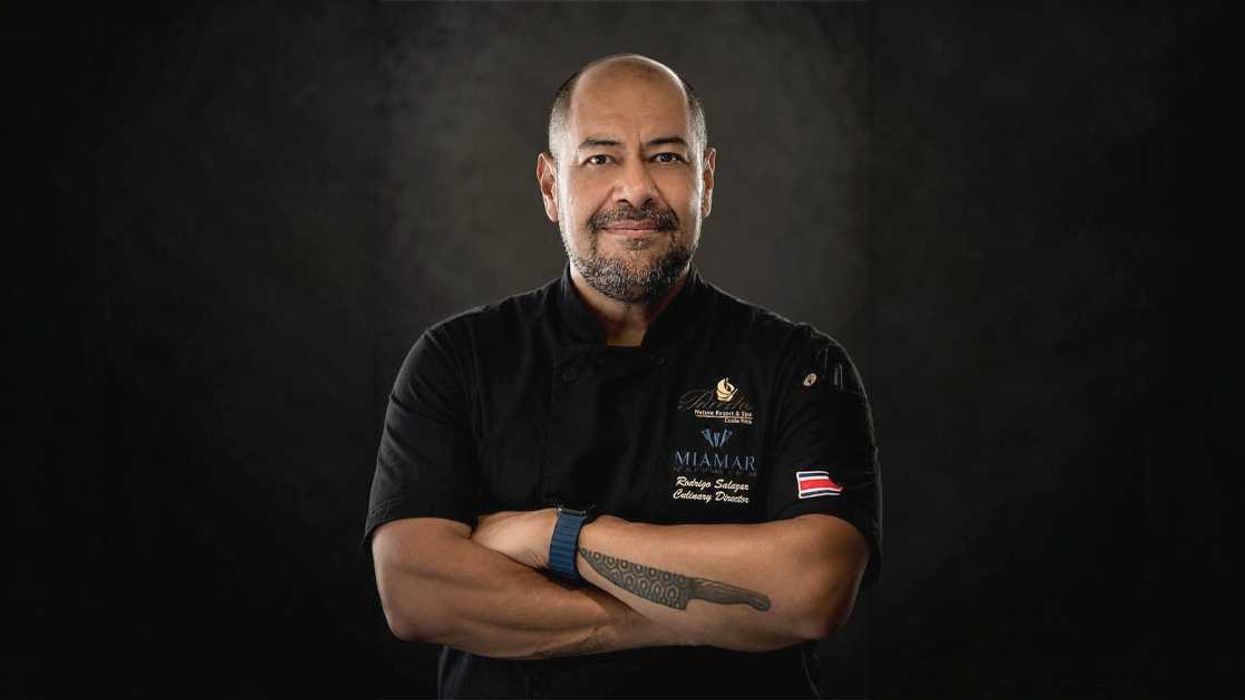 Rodrigo Salazar convierte semillas, cáscaras y tallos en parte de su nueva cocina en Quepos