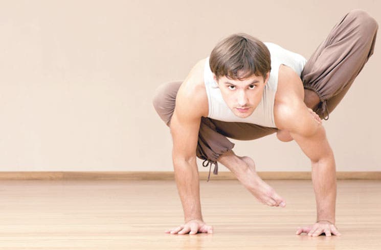 Hombre, aventúrense en el yoga!