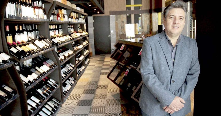 Vinicio González propietario del Winetown.