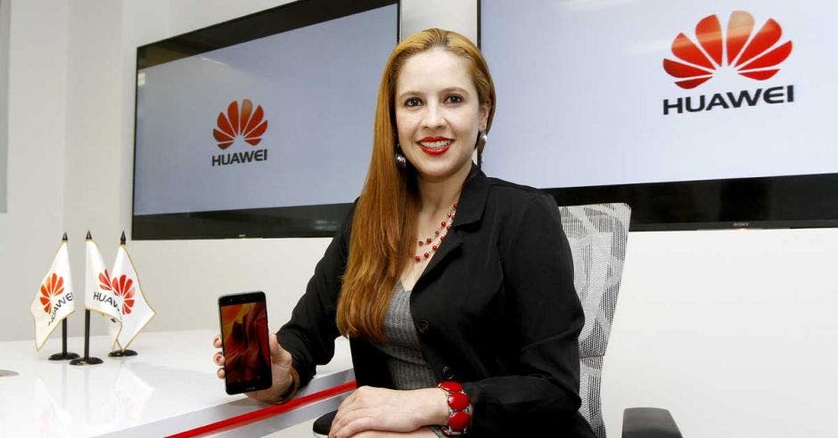 Andrea Corrales en oficinas de Huawei mostrando el Huawei P10