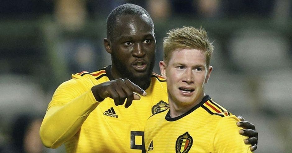 Romelu Lukaku y Kevin de Bruyne celebran la primera anotación de Bélgica ante Costa Rica.