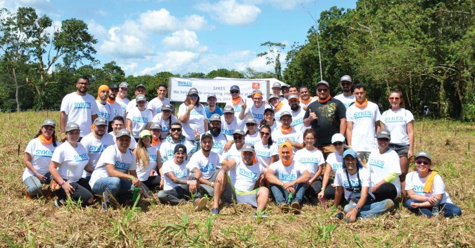 Empleados de SYKES realizando labores de sostenibilidad