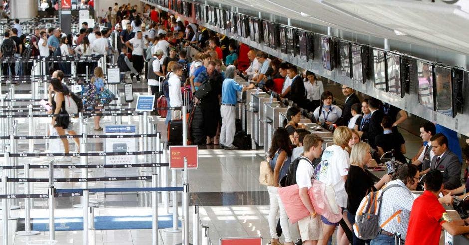 Varias personas hacen chequeo en la terminal del Aeropuerto Juan Santamaría.