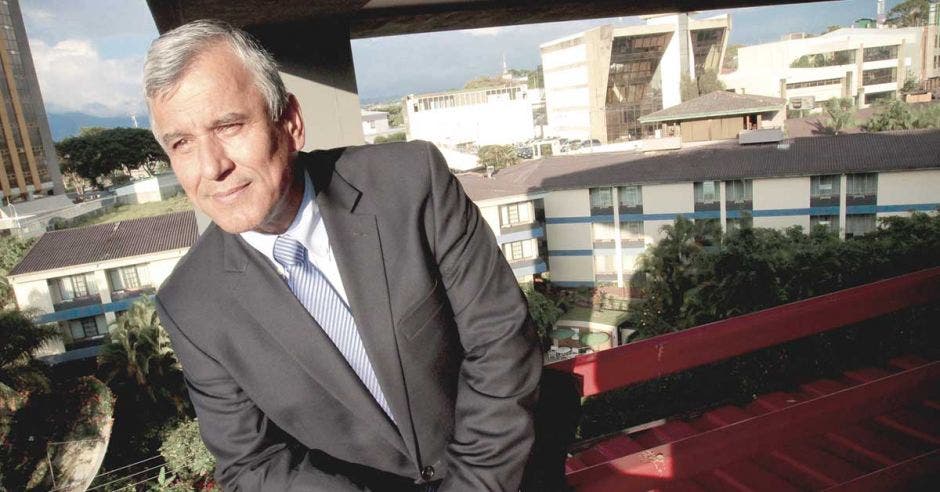 El diputado Víctor Morales del PAC mira el horizonte en una terraza.