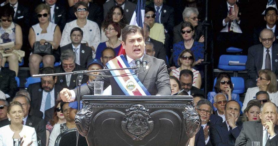 Carlos Alvarado, presidente de la República, en un podio dando un discurso.