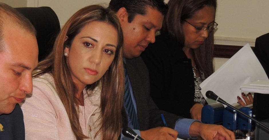 Karine Niño, diputada del PLN mirando hacia un lado.