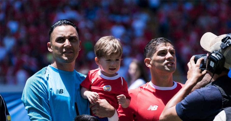 Keylor Navas y Christian Gamboa posan antes del encuentro amistoso frente a Irlanda del Norte en el Estadio Nacional