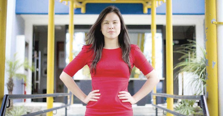 Ana Karen Cortés, directora nacional de Prodhab, luce un vestido rojo y el cabello suelto.