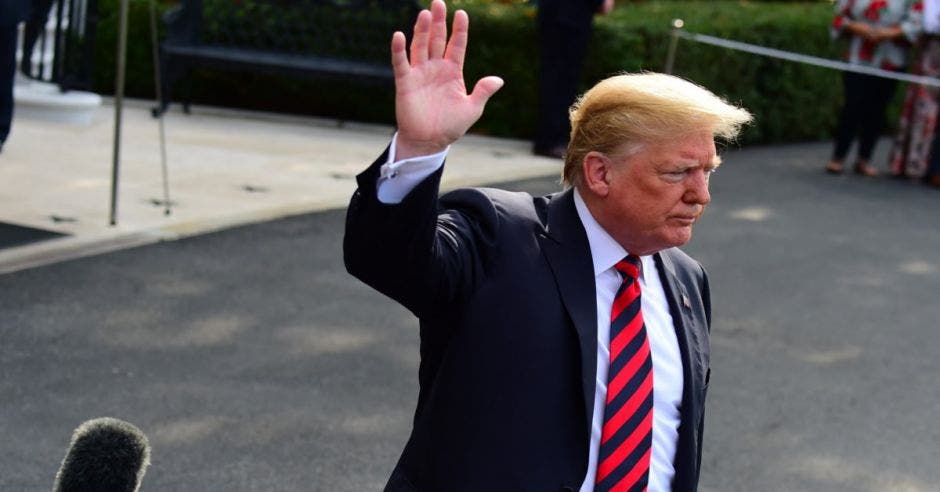 Presidente Donald Trump saludando a la prensa en China