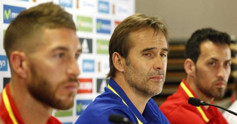 Julen Lopetegui en conferencia de prensa con Sergio Ramos y Sergio Busquets