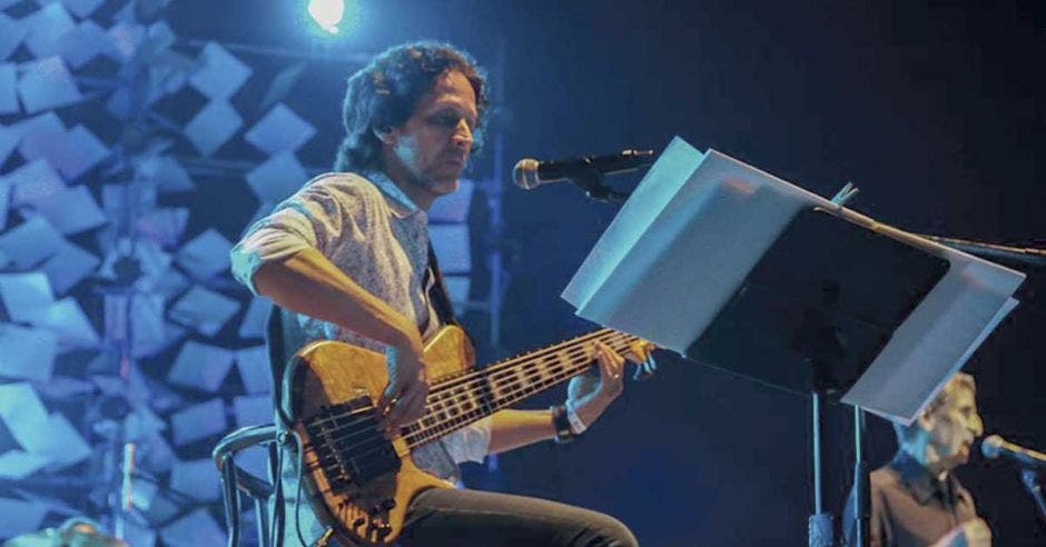 Jaime Gamboa, cantante de Malpaís tocando guitarra y cantando en un concierto