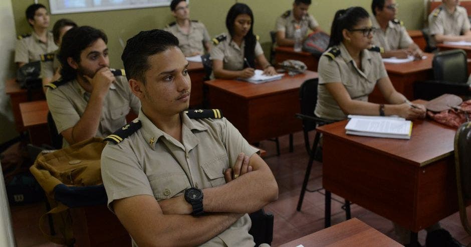 Estudiantes de la carrera Marina Civil