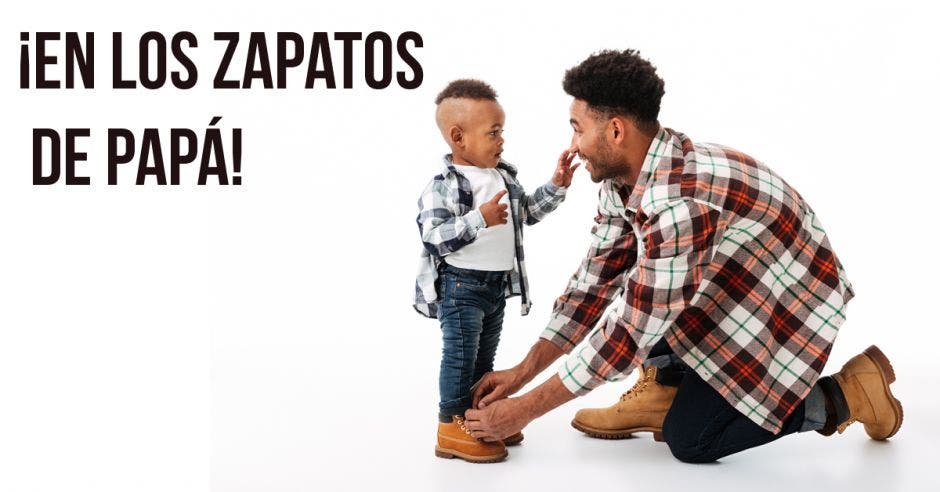 Papá poniendo zapatos a niño