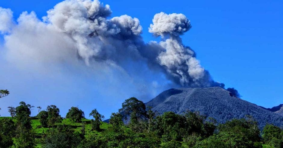 Imagen del volcán Turrialba emitiendo una fumarola.