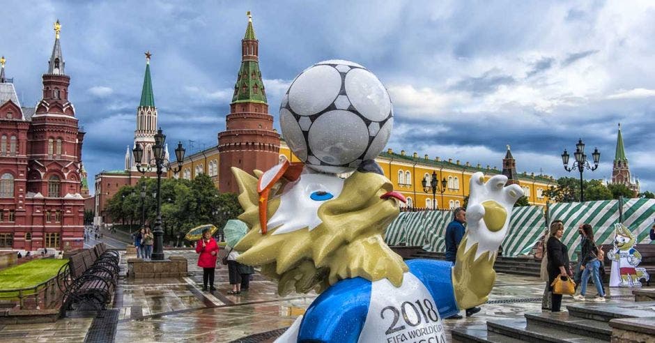 Imagen de Zabivaka, la mascota oficial de Rusia 2018 en la plaza de San Petesburgo.