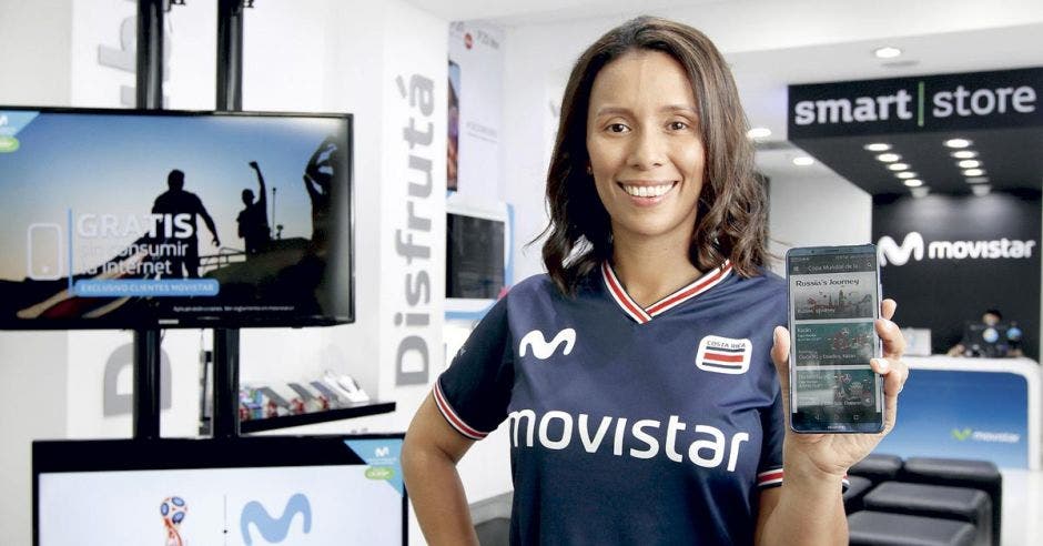 Karla Espiñoza de Movistar muestra la aplicación Movistar Play