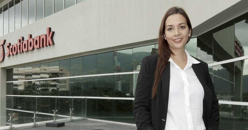 Adriana Rodriguez, posa frente a las oficinas de Scotiabank.