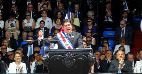 Carlos Alvarado, presidente de la República, en un podio.