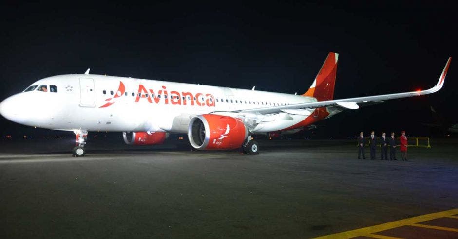 Un avión de Avianca color rojo y blanco.