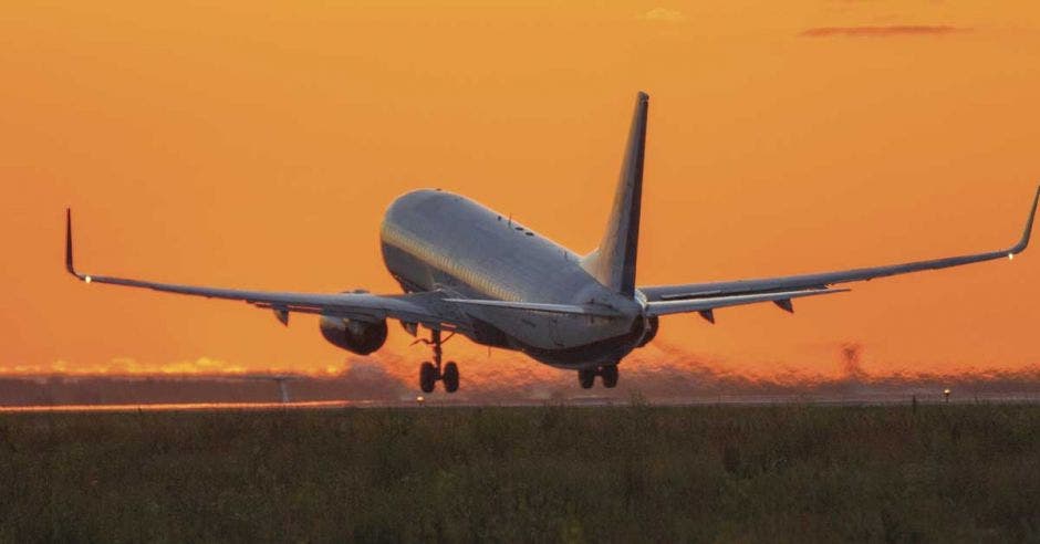 avión despegando