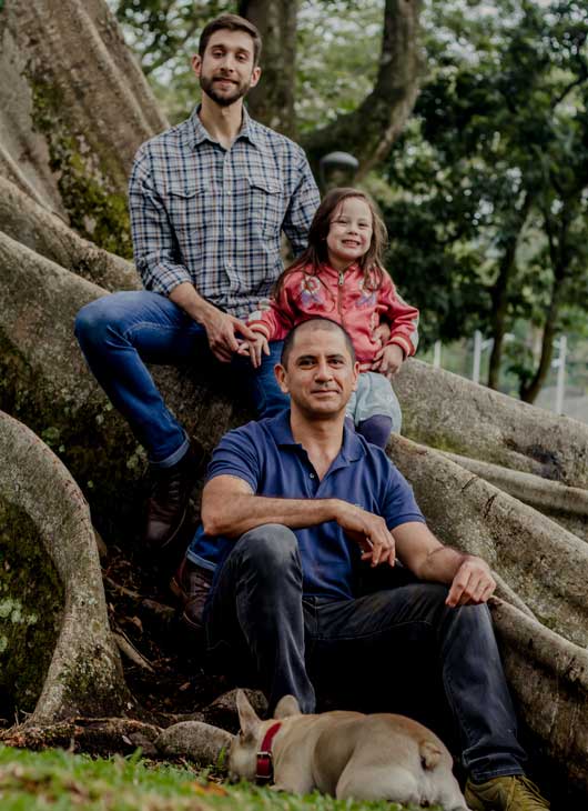 José Muñoz y Bryan González, son papás de Eva de casi cuatro años. Dalia Molina, Aguaecoco/La República