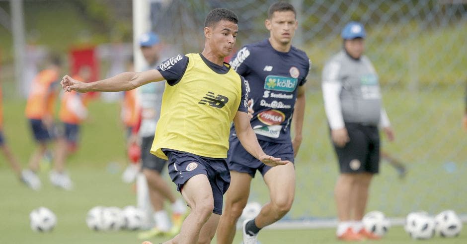 Ian Smith en práctica de la Selección de Costa Rica