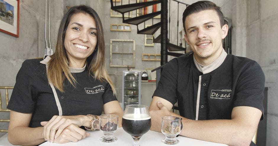 Los propietarios de la cafetería sentados con un café frío en una copa