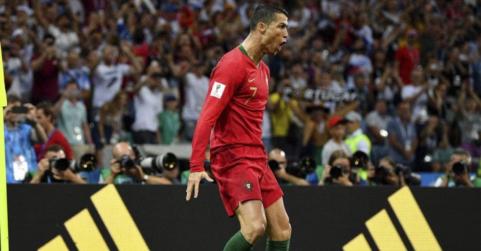 Cristiano Ronaldo celebra su tercer tanto.