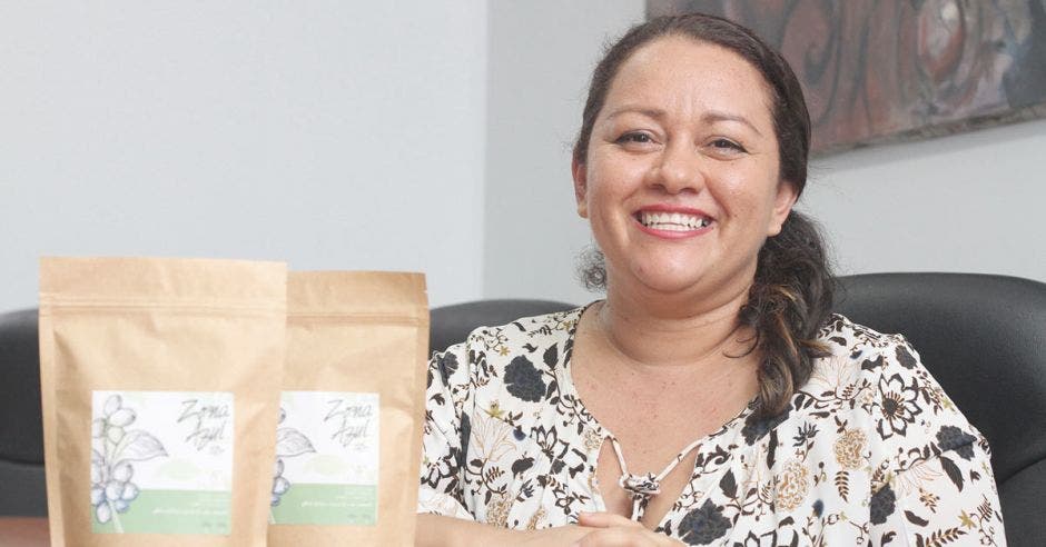 En la imagen Karina Fournier, propietaria de Ticoffia, posa con las bolsas de café de su marca.