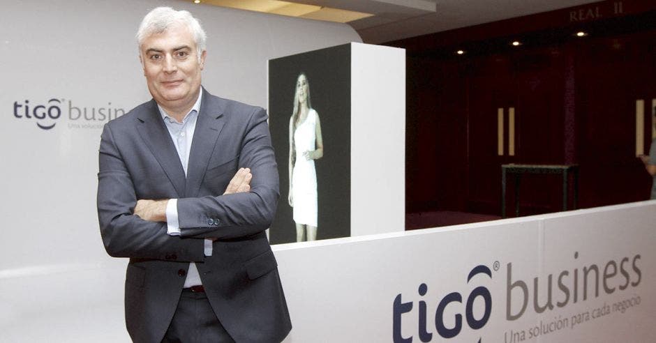 Daniel Jiménez, Daniel Jiménez, vicepresidente B2B de Millicom, posa con las manos cruzadas en un banner del Tigo Business Forum.